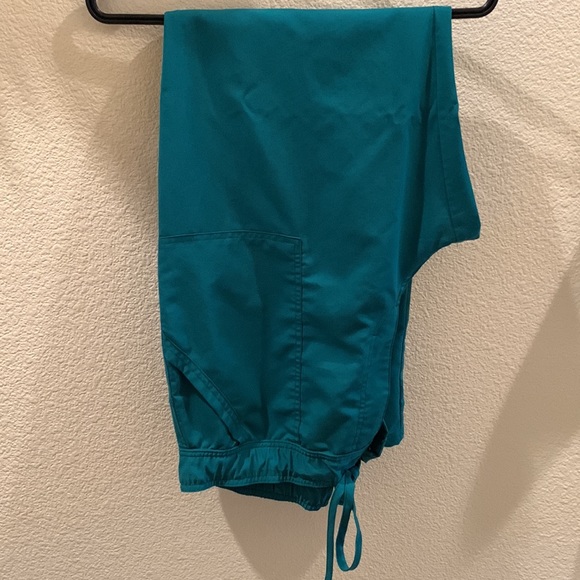 Men's Balance V-Neck Scrub Top & Zip Fly Scrub Pants Set - Picture 14 of 14